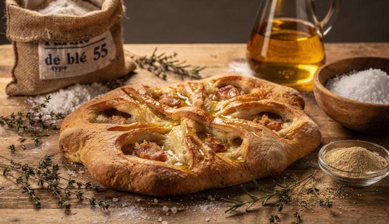 Fougasse provençale aux grattons : le pain apéritif du Sud qui se déchire à la main et ne fait jamais de restes