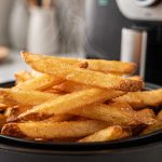 Cette astuce simple avec de l’eau chaude rend vos frites à l’air fryer parfaitement croustillantes